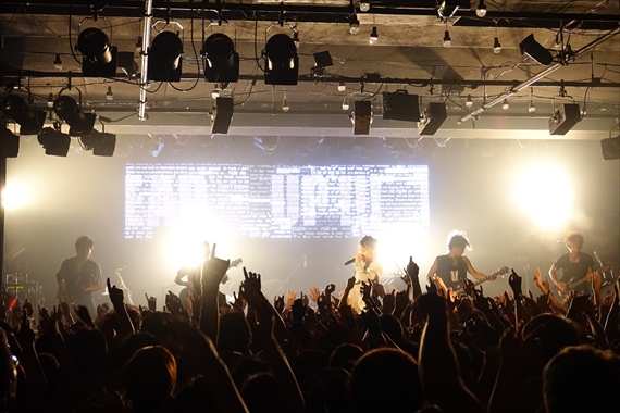 UVERworld、メジャーデビュー11周年の記念日にスペシャルライブを敢行！