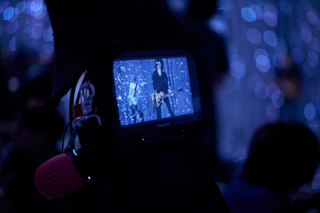 BUMP OF CHICKEN「アリア」MVはチームラボの“光の彫刻”内で撮 影、オフショットを最速公開